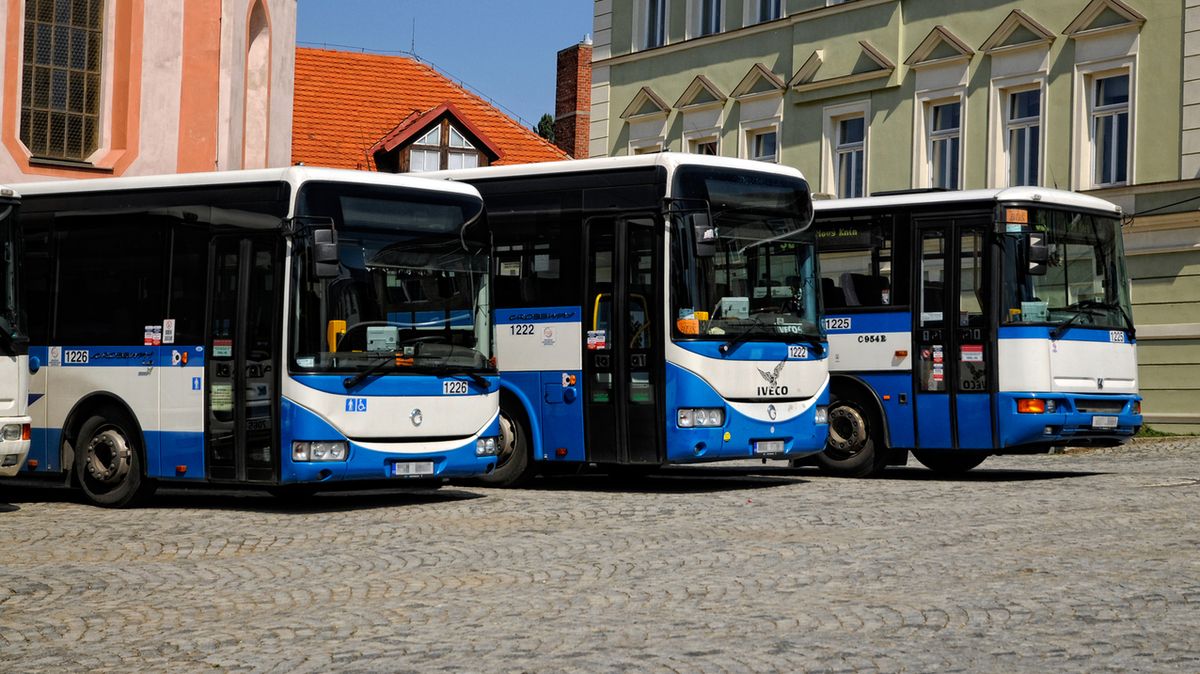 Autobusoví dopravci chtějí přejít na prázdninový provoz. Nejsou řidiči